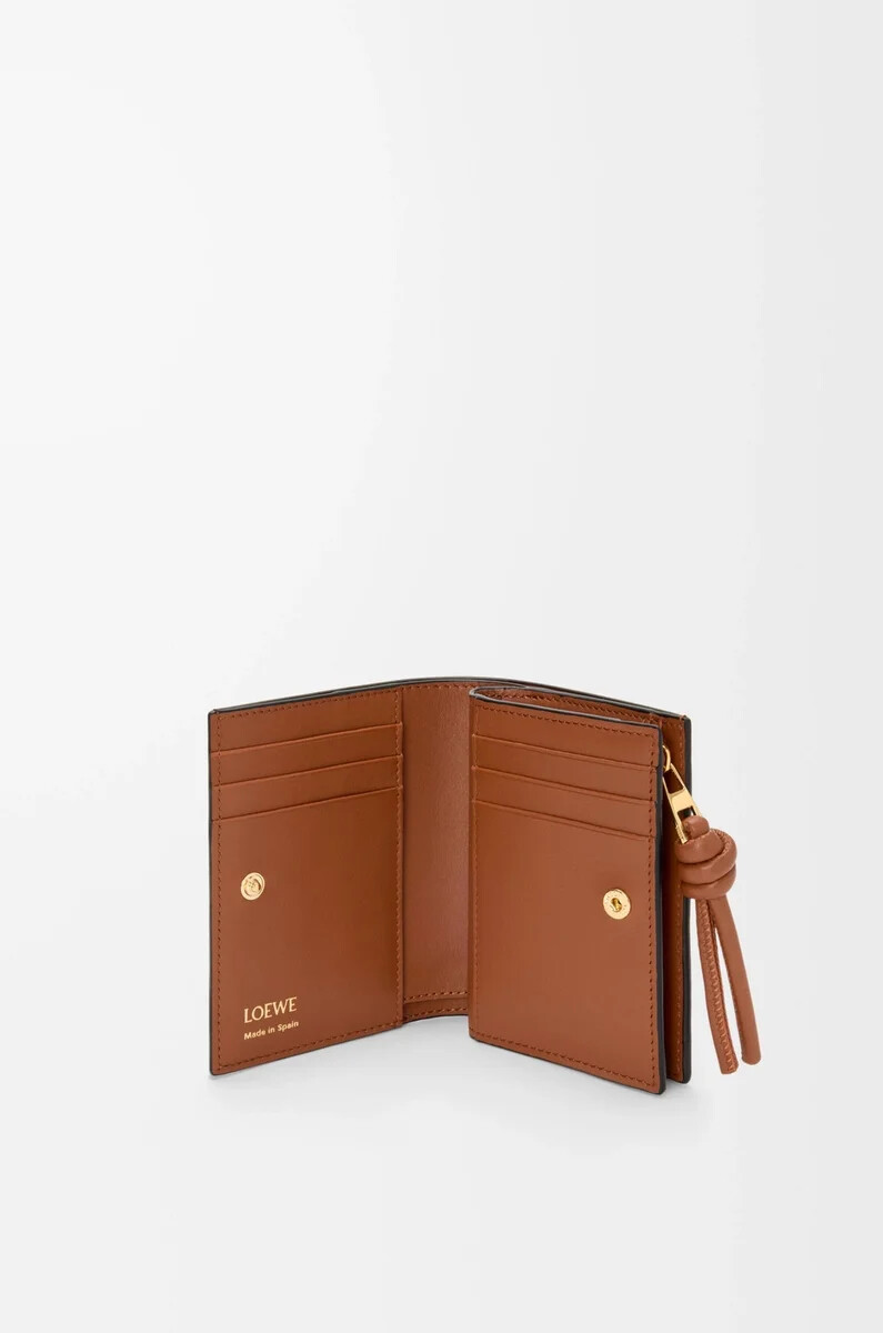 cartera compacta knot en piel de becerro napa brillante negroardilla