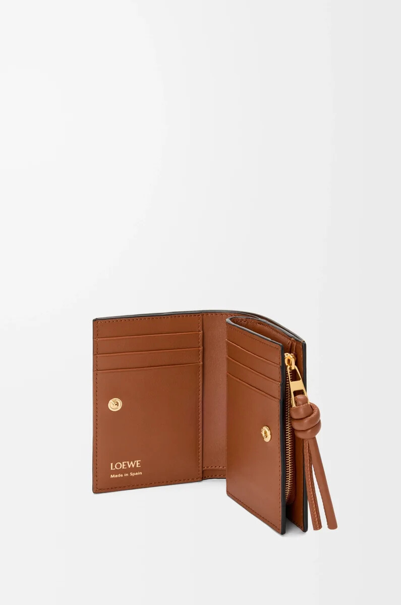 cartera compacta knot en piel de becerro napa brillante negroardilla