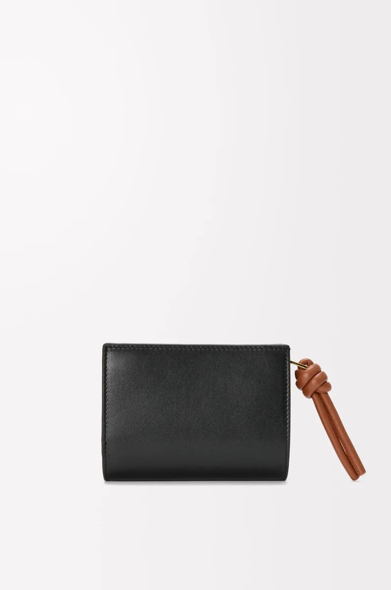 cartera compacta knot en piel de becerro napa brillante negroardilla