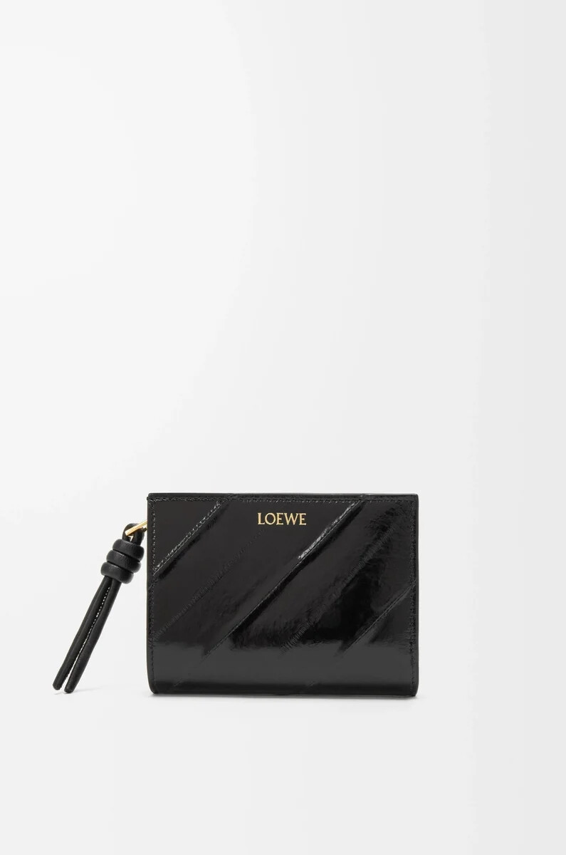 cartera compacta knot en color negro anguila