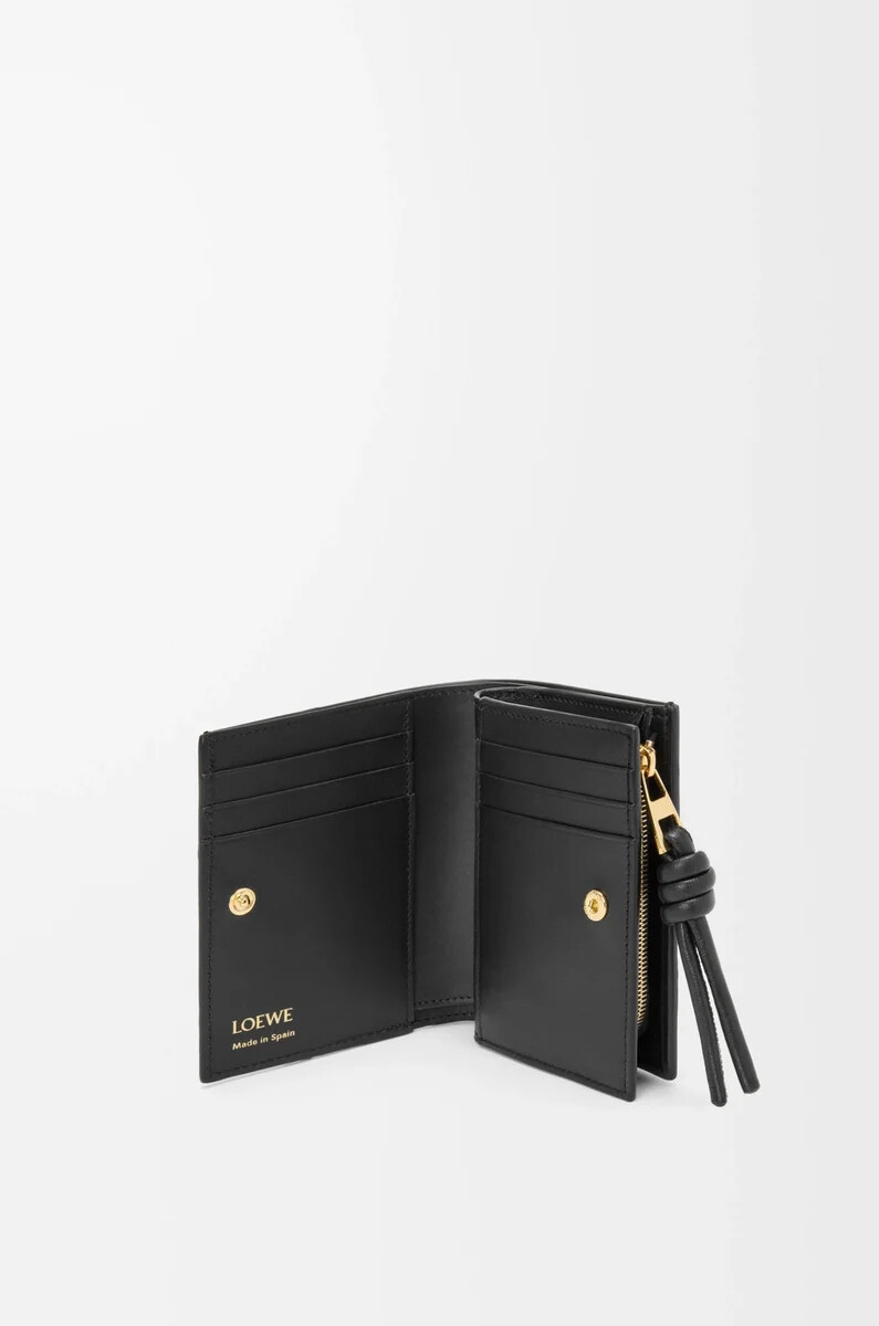 cartera compacta knot en color negro anguila