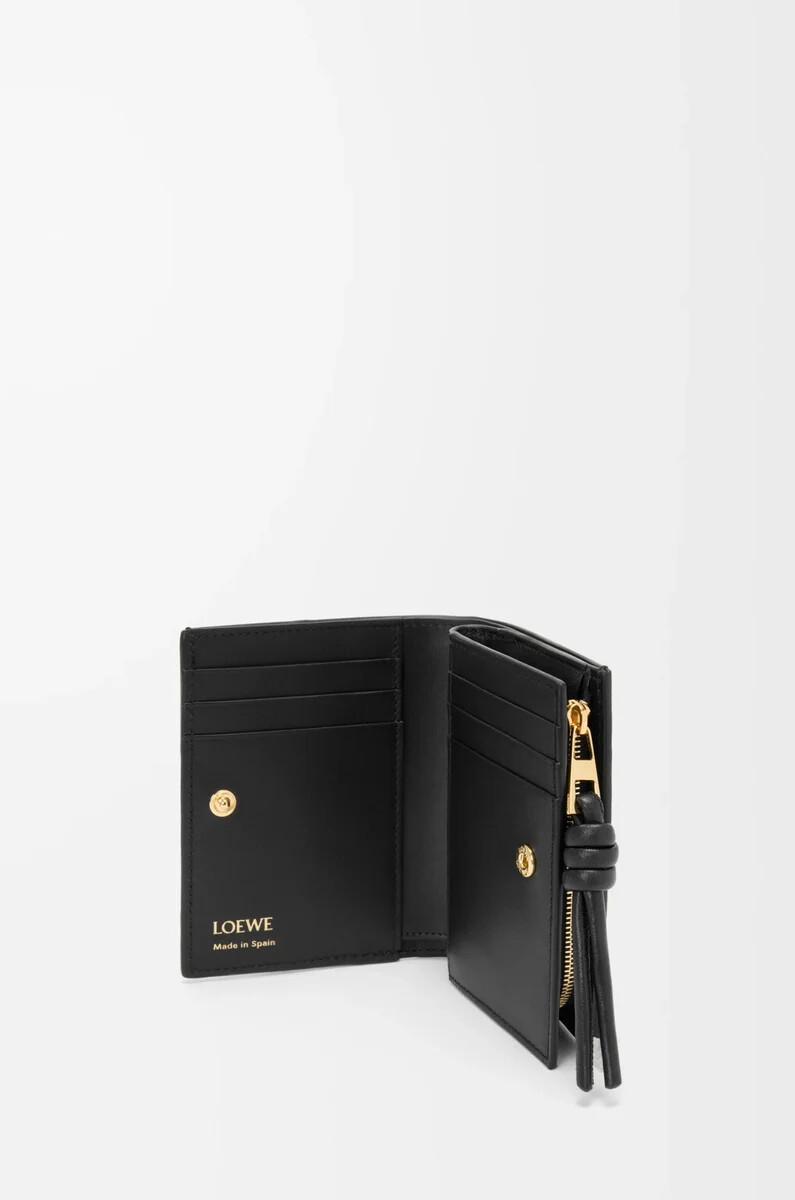 cartera compacta knot en color negro anguila