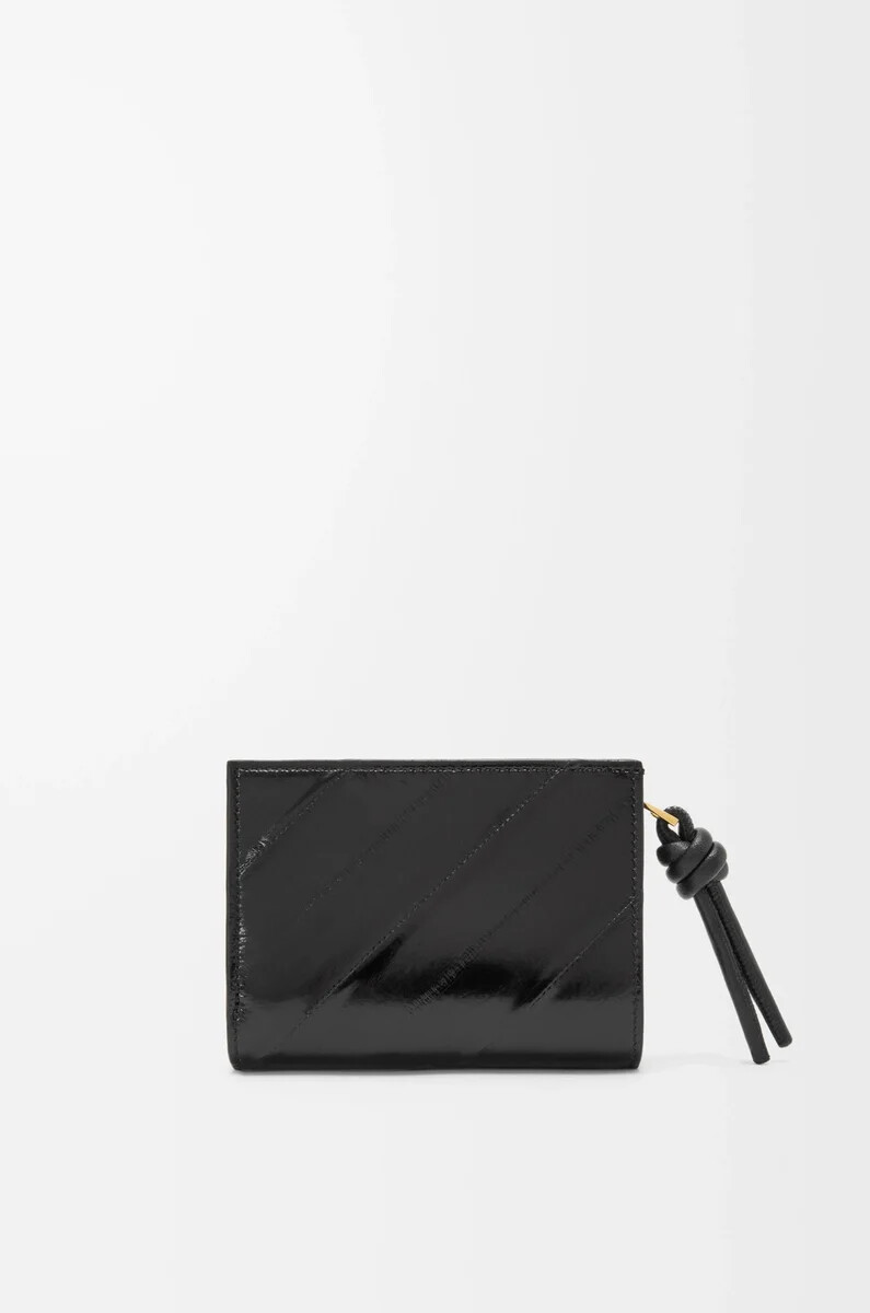 cartera compacta knot en color negro anguila