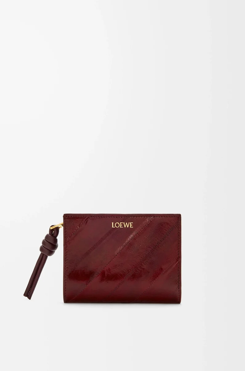 cartera compacta knot en color anguila burdeos oscuro
