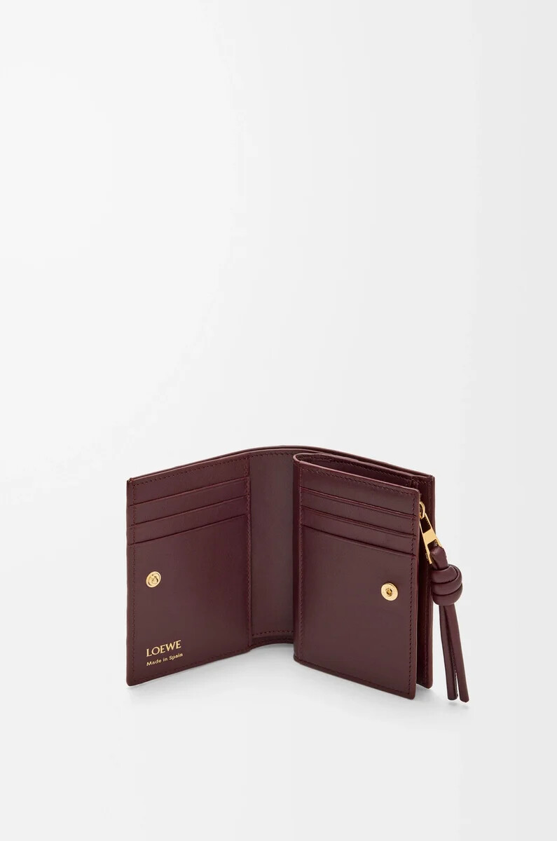 cartera compacta knot en color anguila burdeos oscuro