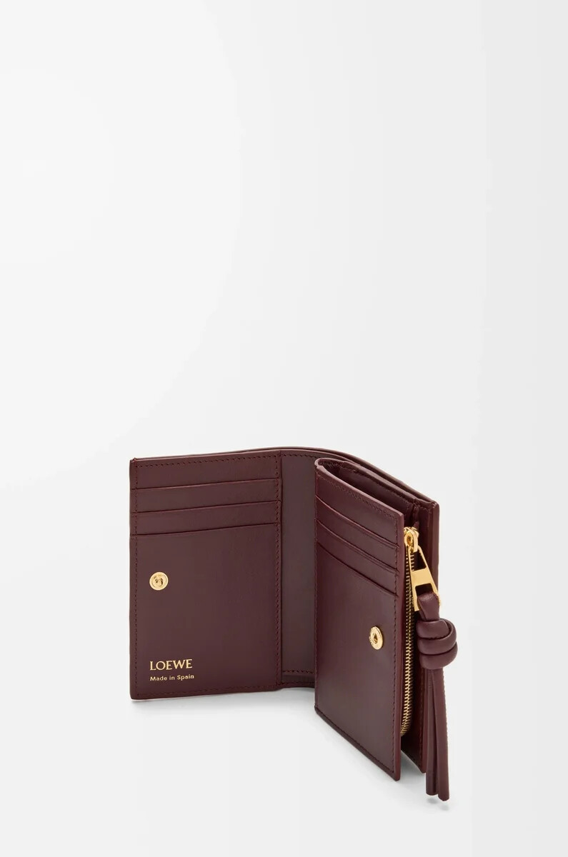 cartera compacta knot en color anguila burdeos oscuro