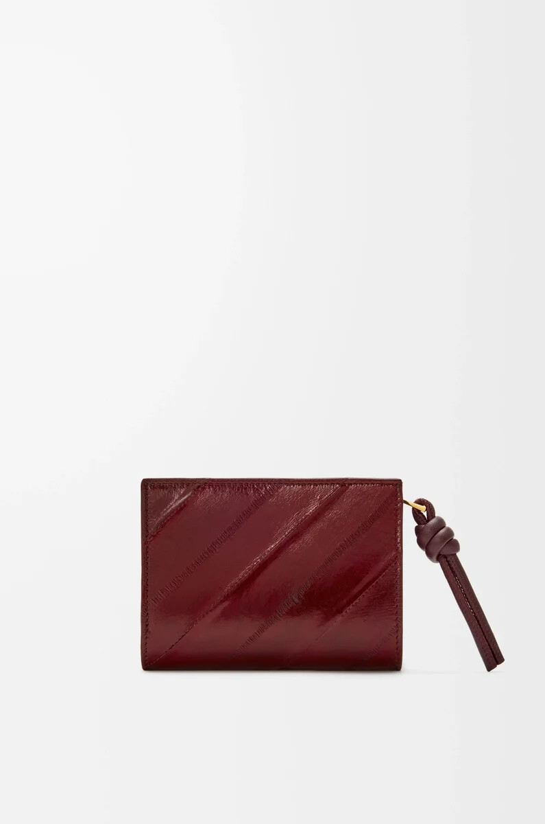 cartera compacta knot en color anguila burdeos oscuro