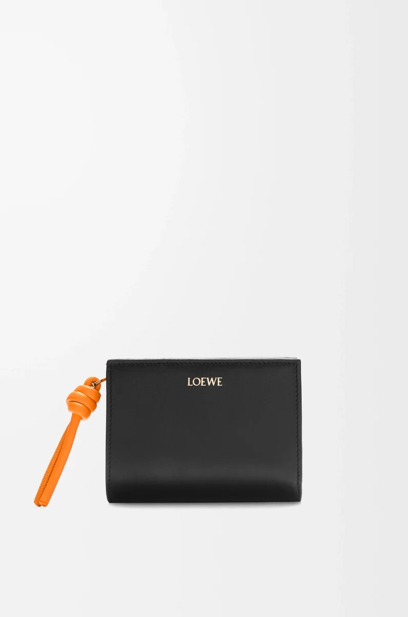 cartera compacta knot en piel de becerro napa brillante negronaranja brillante
