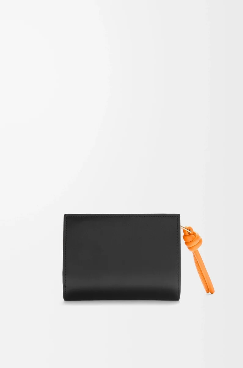 cartera compacta knot en piel de becerro napa brillante negronaranja brillante