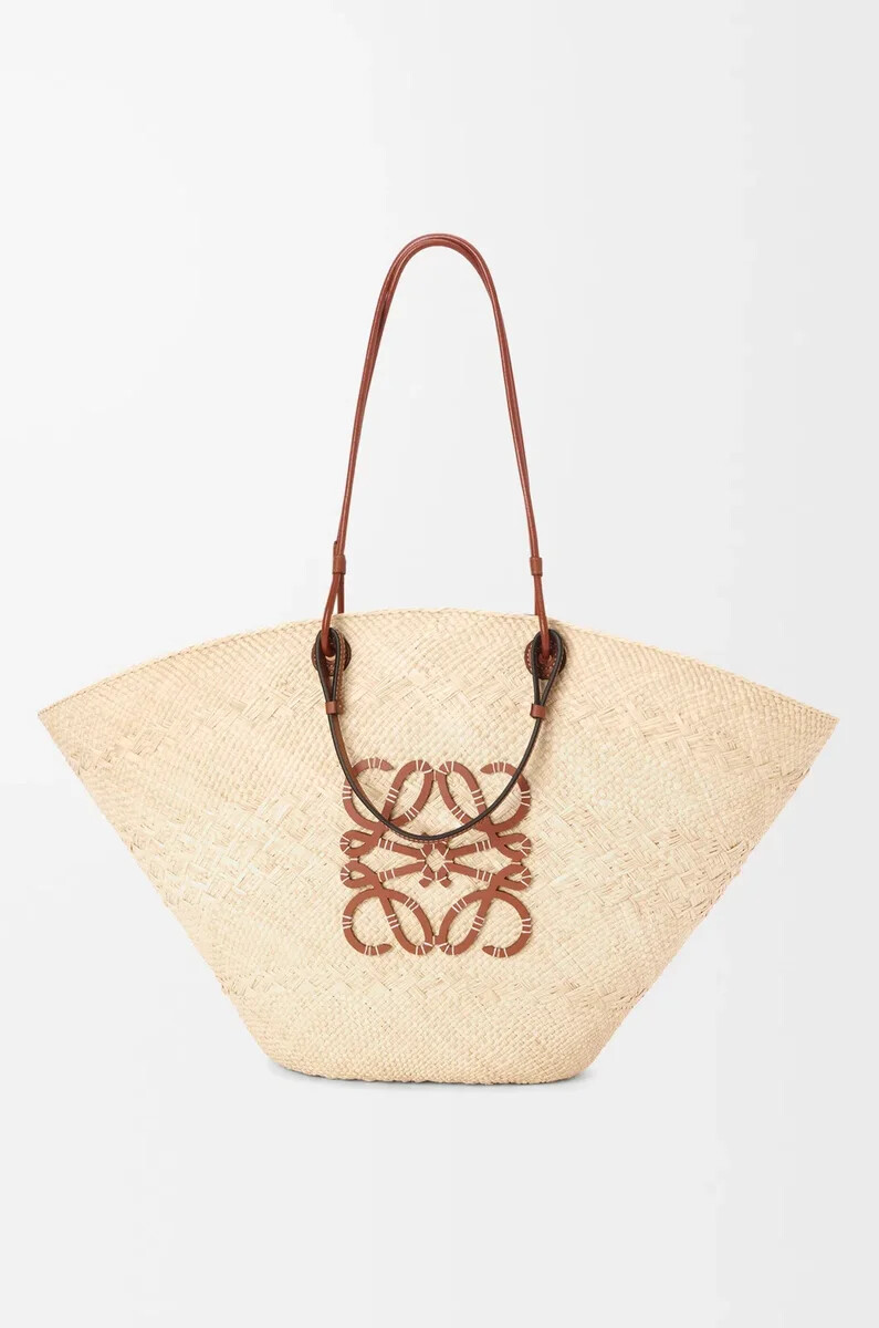 bolso grande tipo cesta con anagrama en palma de iraca y piel de becerro color naturalbronceado