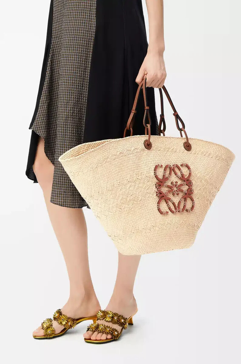 bolso grande tipo cesta con anagrama en palma de iraca y piel de becerro color naturalbronceado