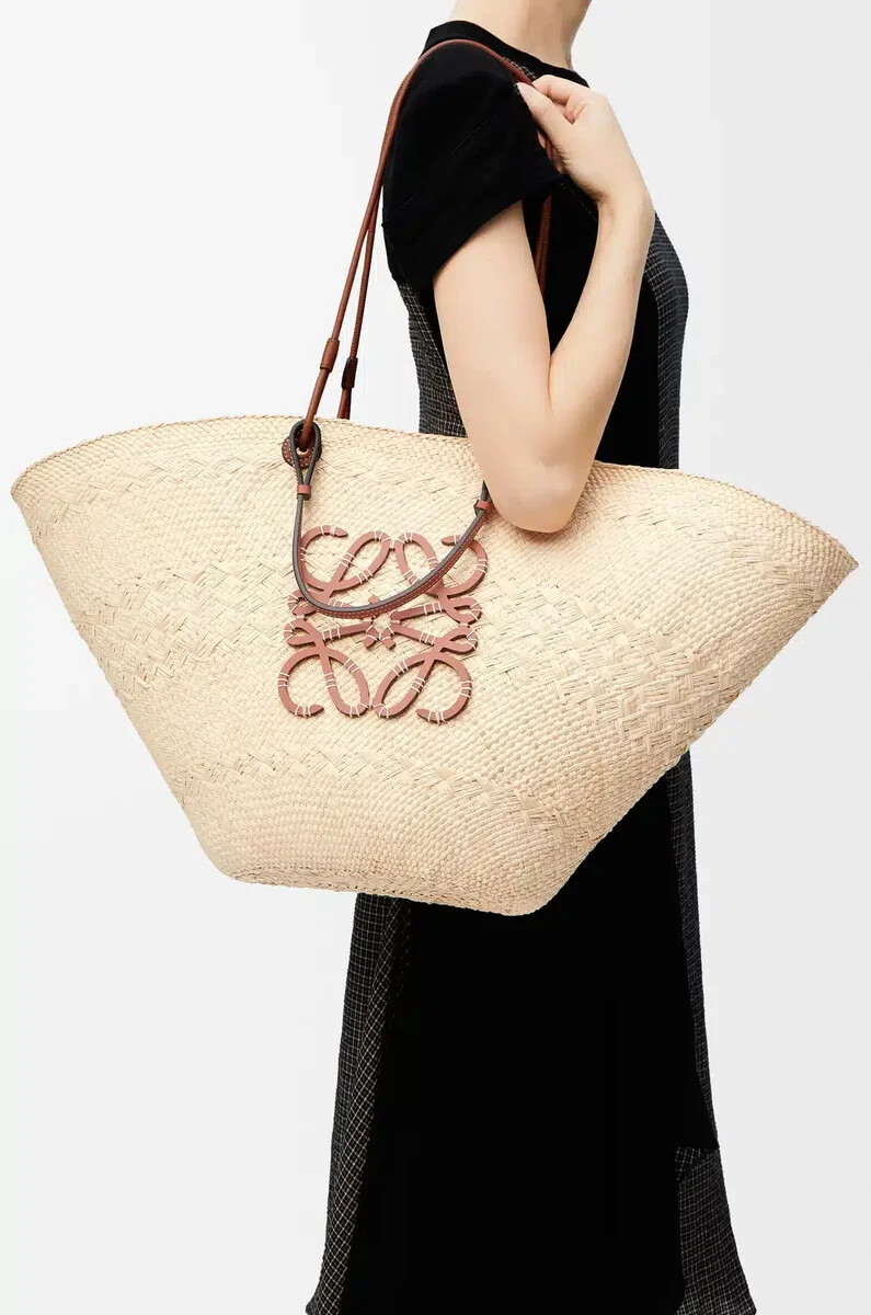 bolso grande tipo cesta con anagrama en palma de iraca y piel de becerro color naturalbronceado