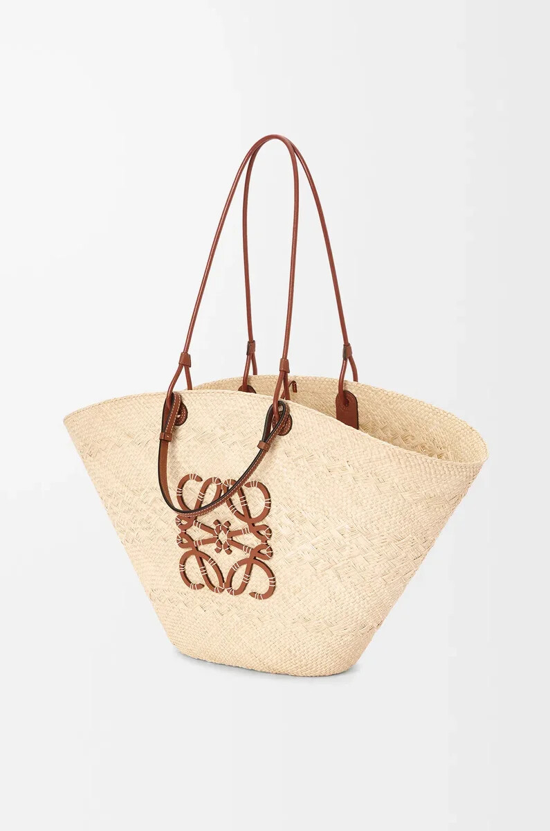 bolso grande tipo cesta con anagrama en palma de iraca y piel de becerro color naturalbronceado