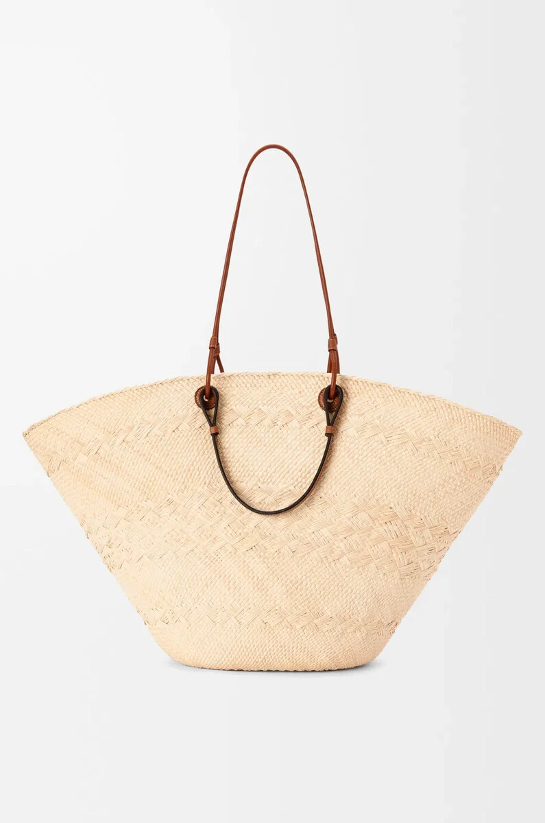 bolso grande tipo cesta con anagrama en palma de iraca y piel de becerro color naturalbronceado
