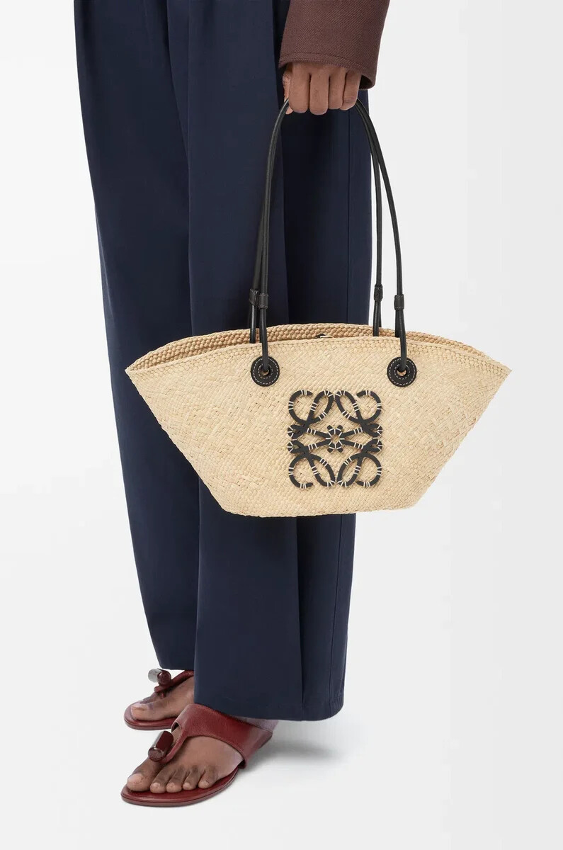 bolso pequeño anagram basket en palma de iraca y piel de becerro naturalnegro