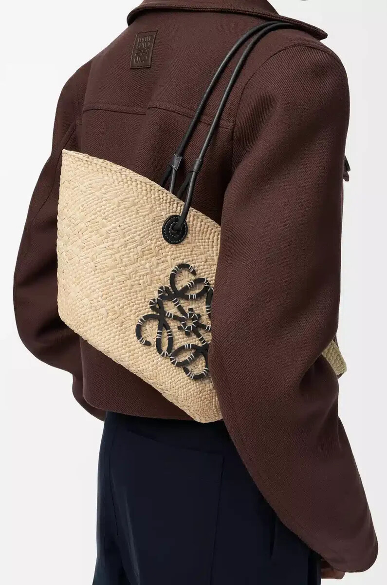 bolso pequeño anagram basket en palma de iraca y piel de becerro naturalnegro