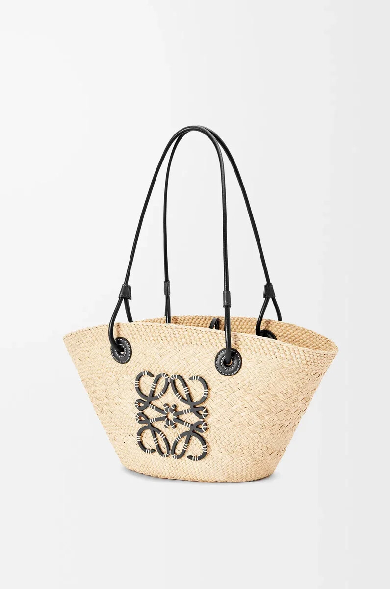 bolso pequeño anagram basket en palma de iraca y piel de becerro naturalnegro