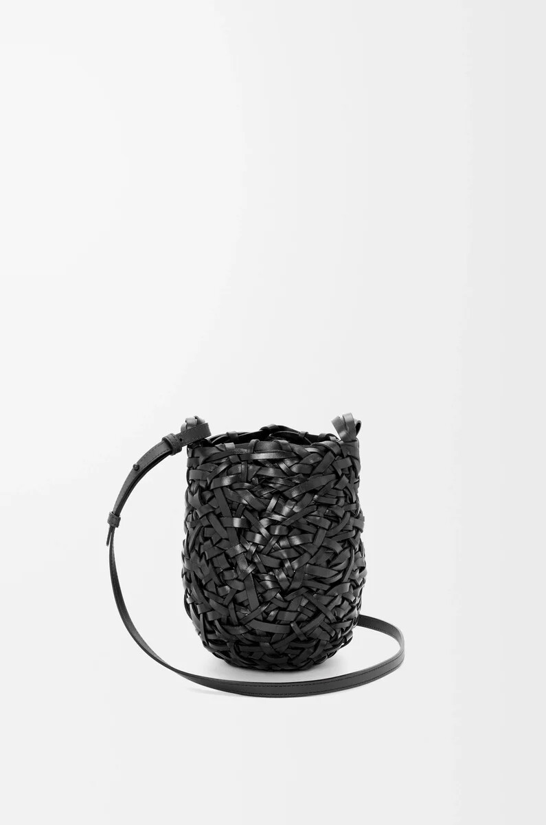 bolso pequeño nest basket de piel de becerro color negro