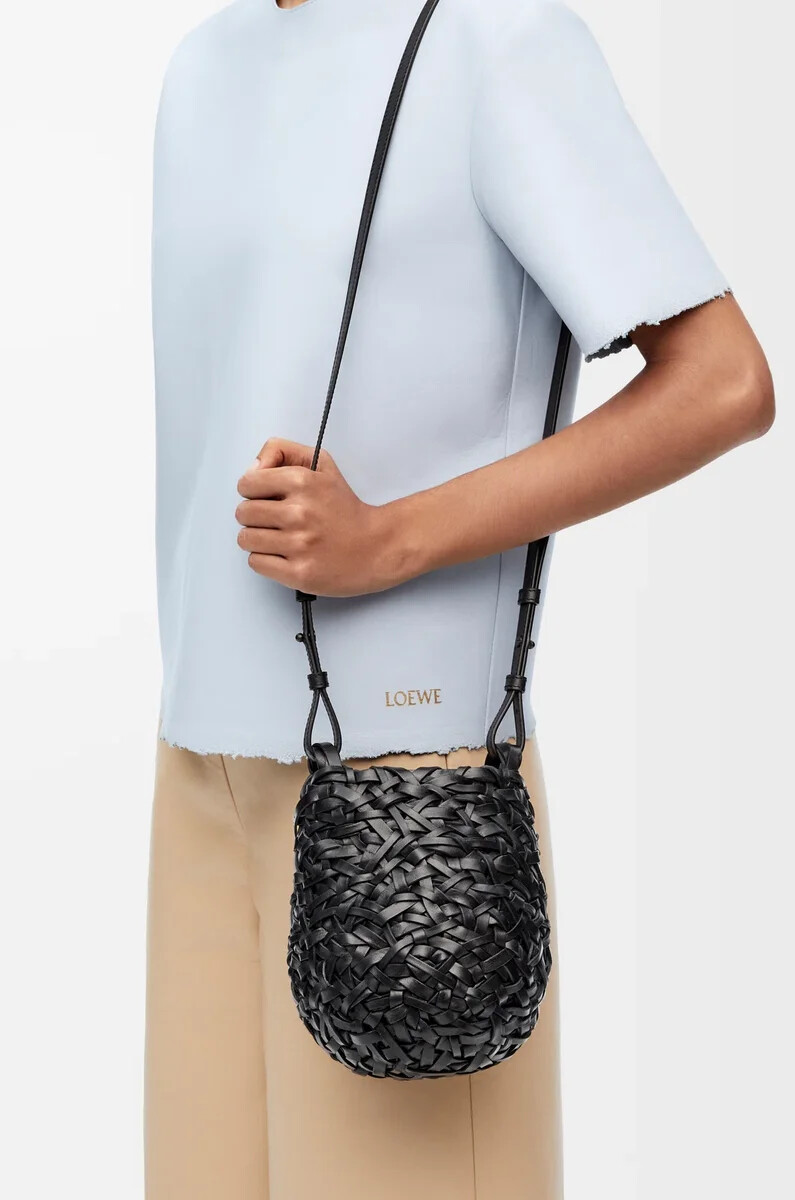bolso pequeño nest basket de piel de becerro color negro