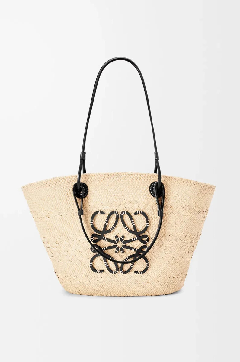 bolso mediano tipo cesta con anagrama en palma de iraca y piel de becerro naturalnegro