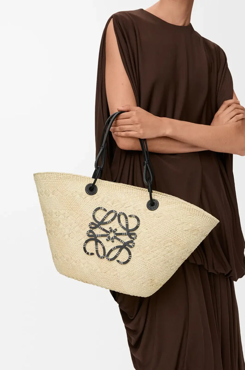 bolso mediano tipo cesta con anagrama en palma de iraca y piel de becerro naturalnegro