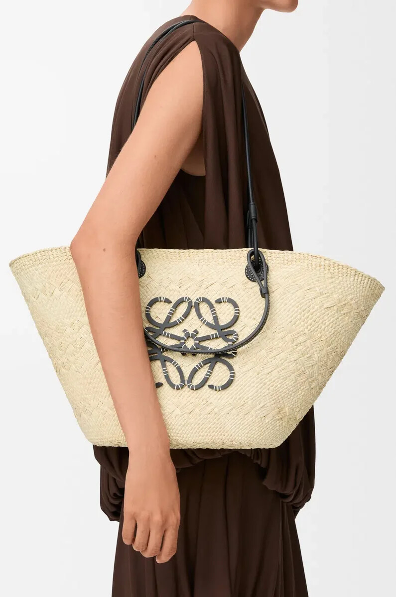 bolso mediano tipo cesta con anagrama en palma de iraca y piel de becerro naturalnegro