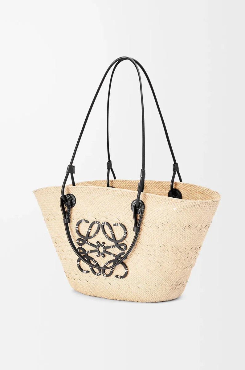 bolso mediano tipo cesta con anagrama en palma de iraca y piel de becerro naturalnegro