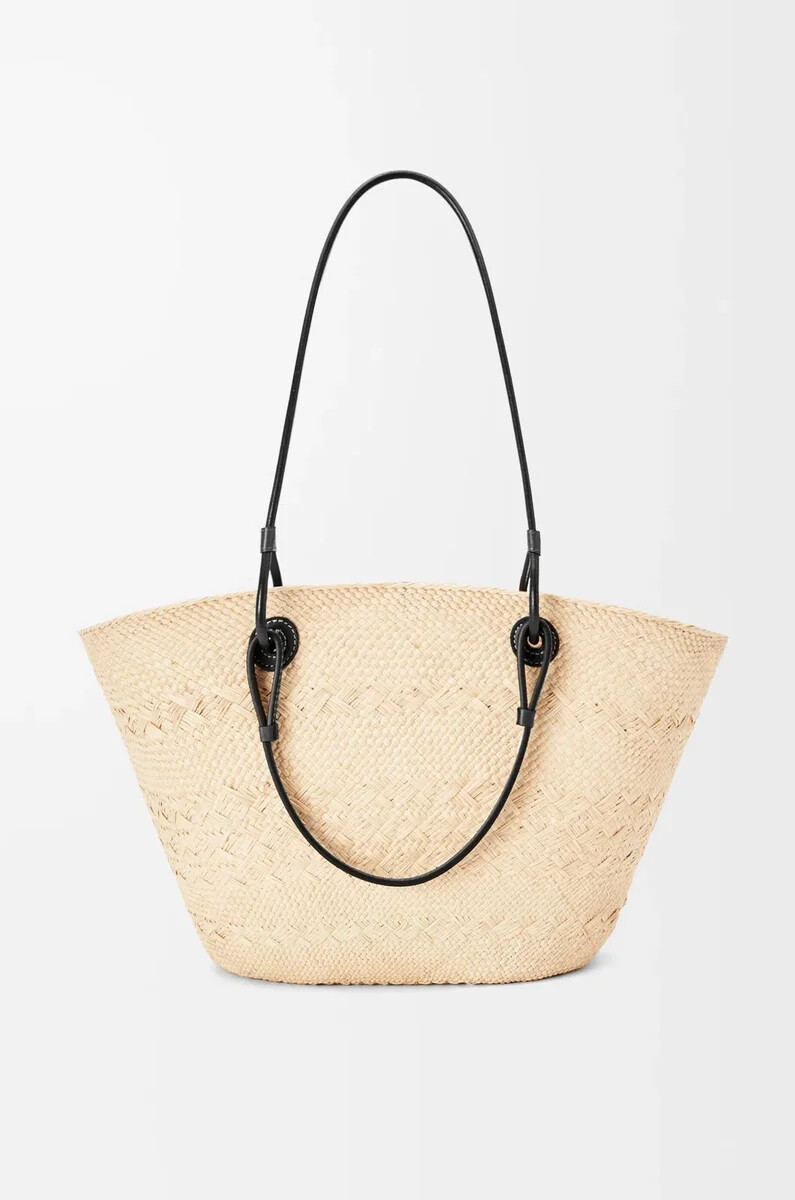 bolso mediano tipo cesta con anagrama en palma de iraca y piel de becerro naturalnegro