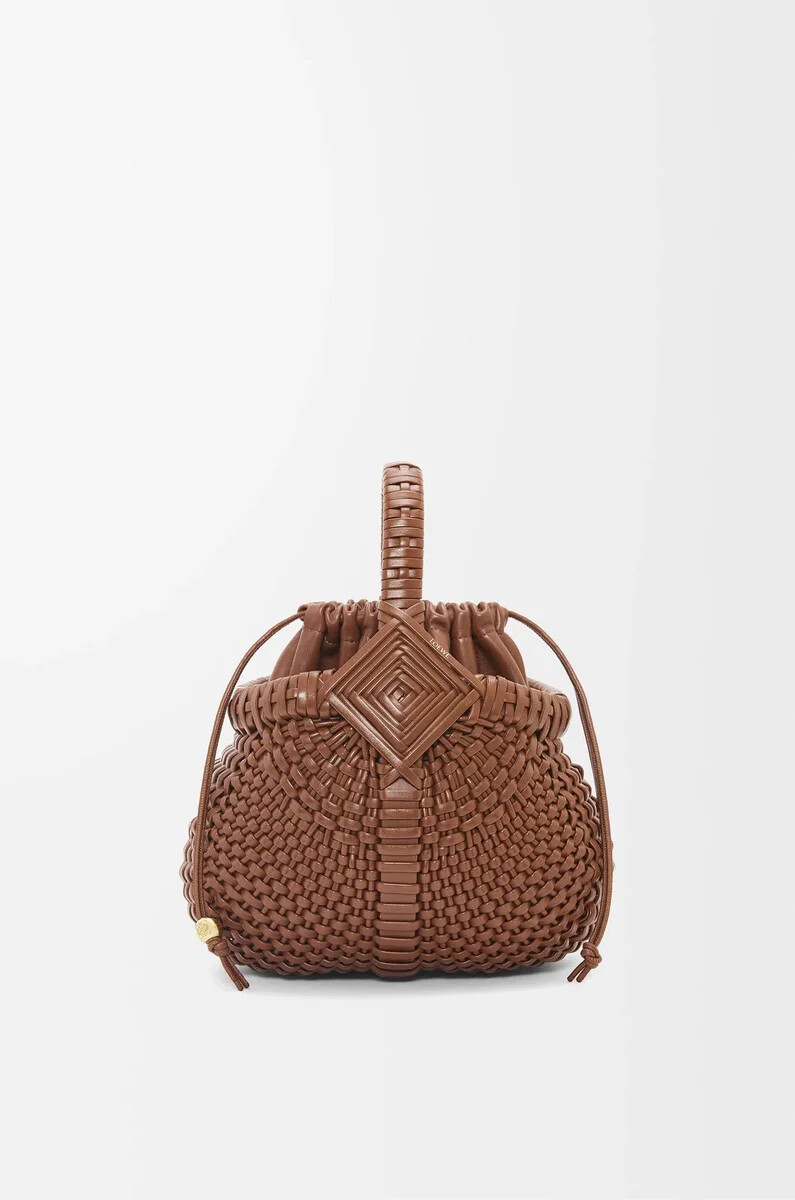bolso mini diamond round basket en piel de becerro color tostado oscuro