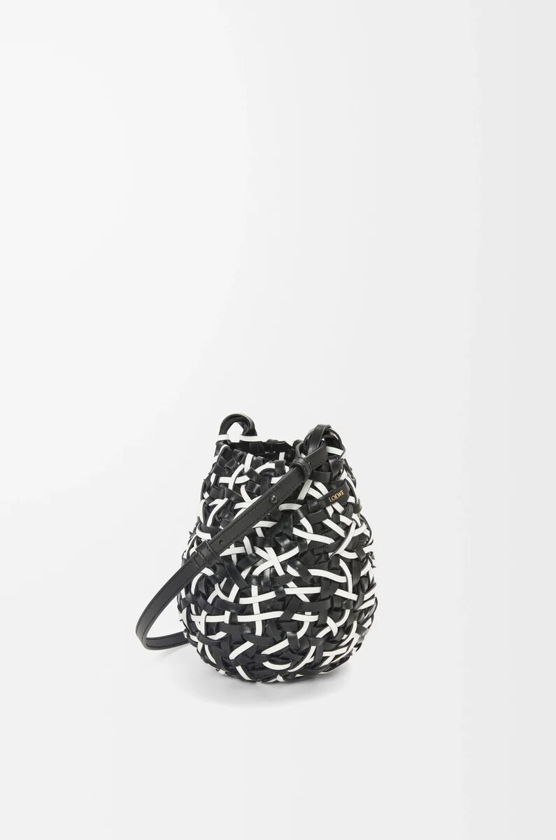 bolso pequeño nest basket de piel de becerro negroblanco