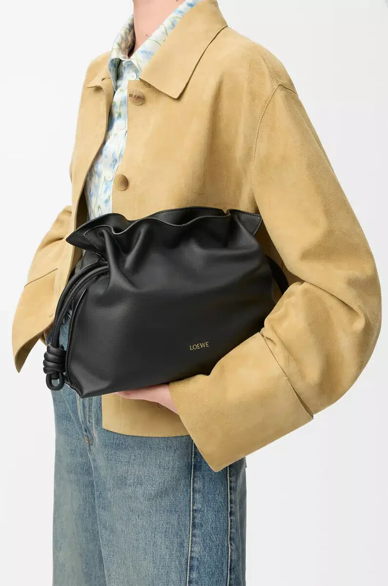 clutch mediano flamenco en piel de becerro napa negro