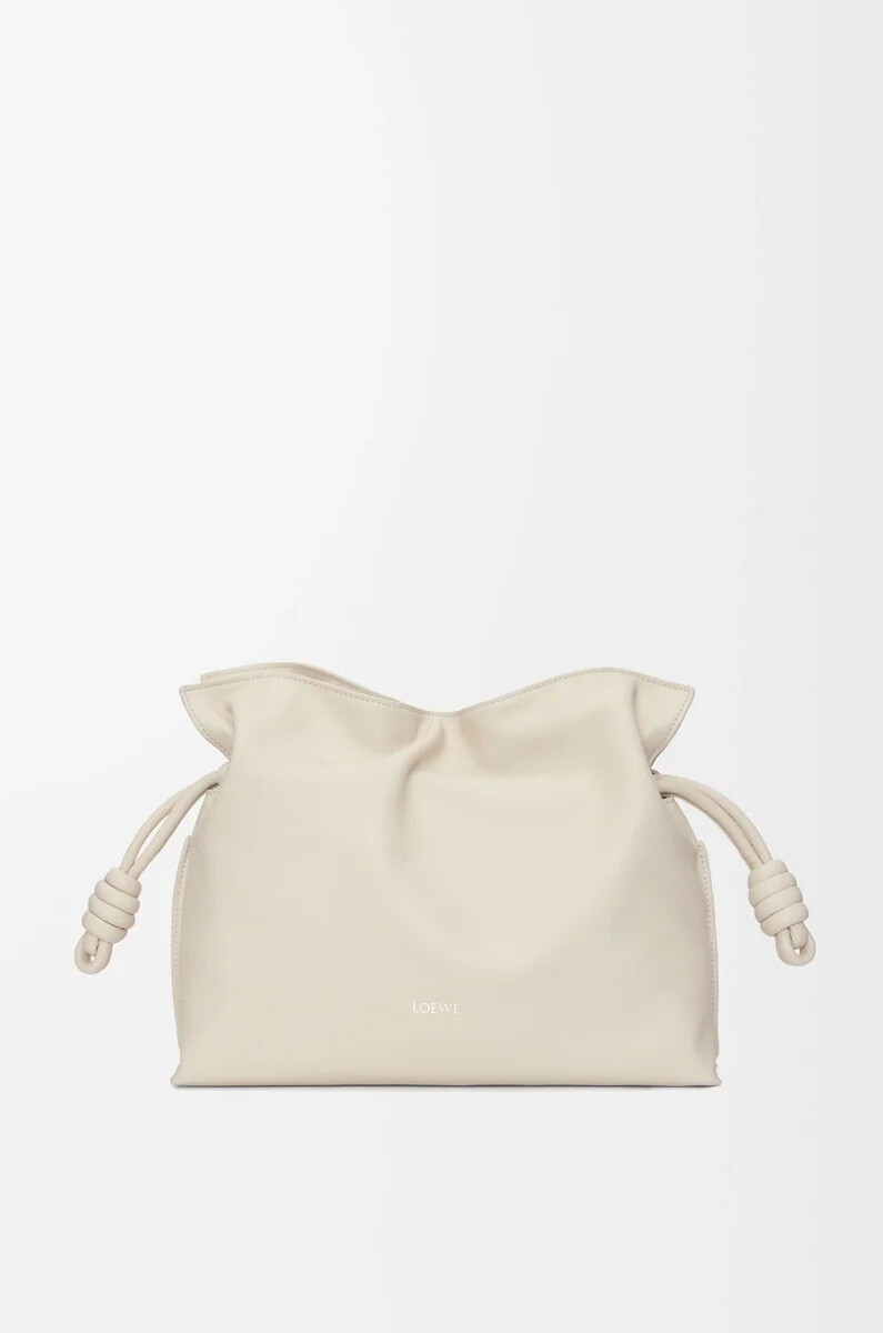 clutch mediano flamenco en piel de becerro napa color sal marina
