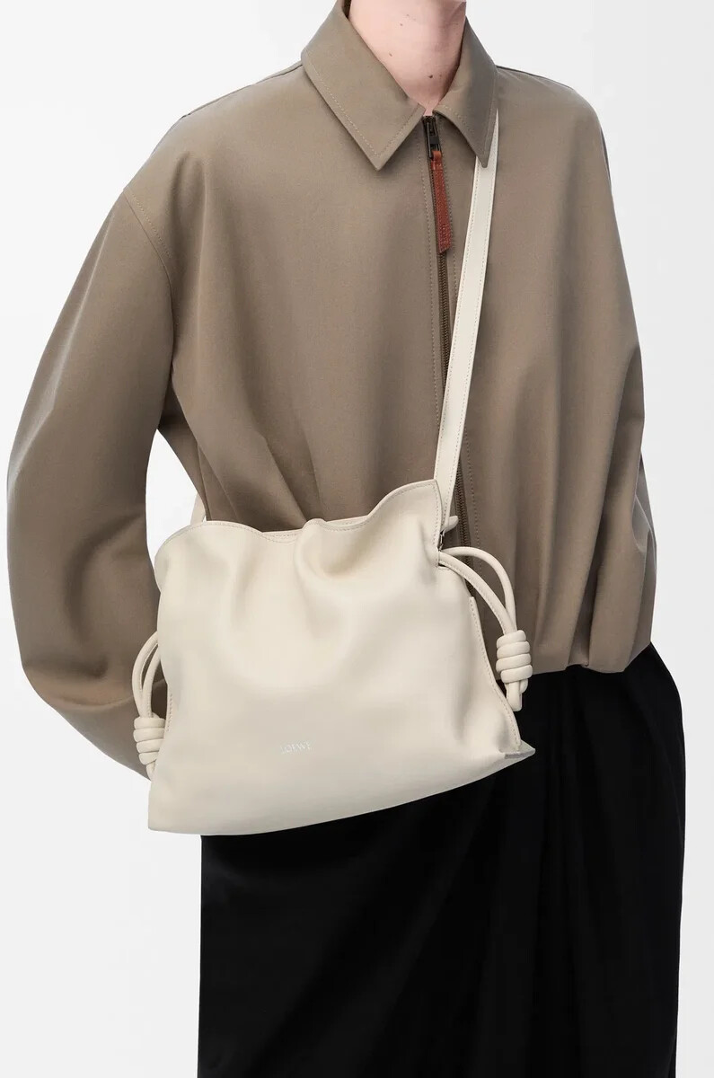 clutch mediano flamenco en piel de becerro napa color sal marina