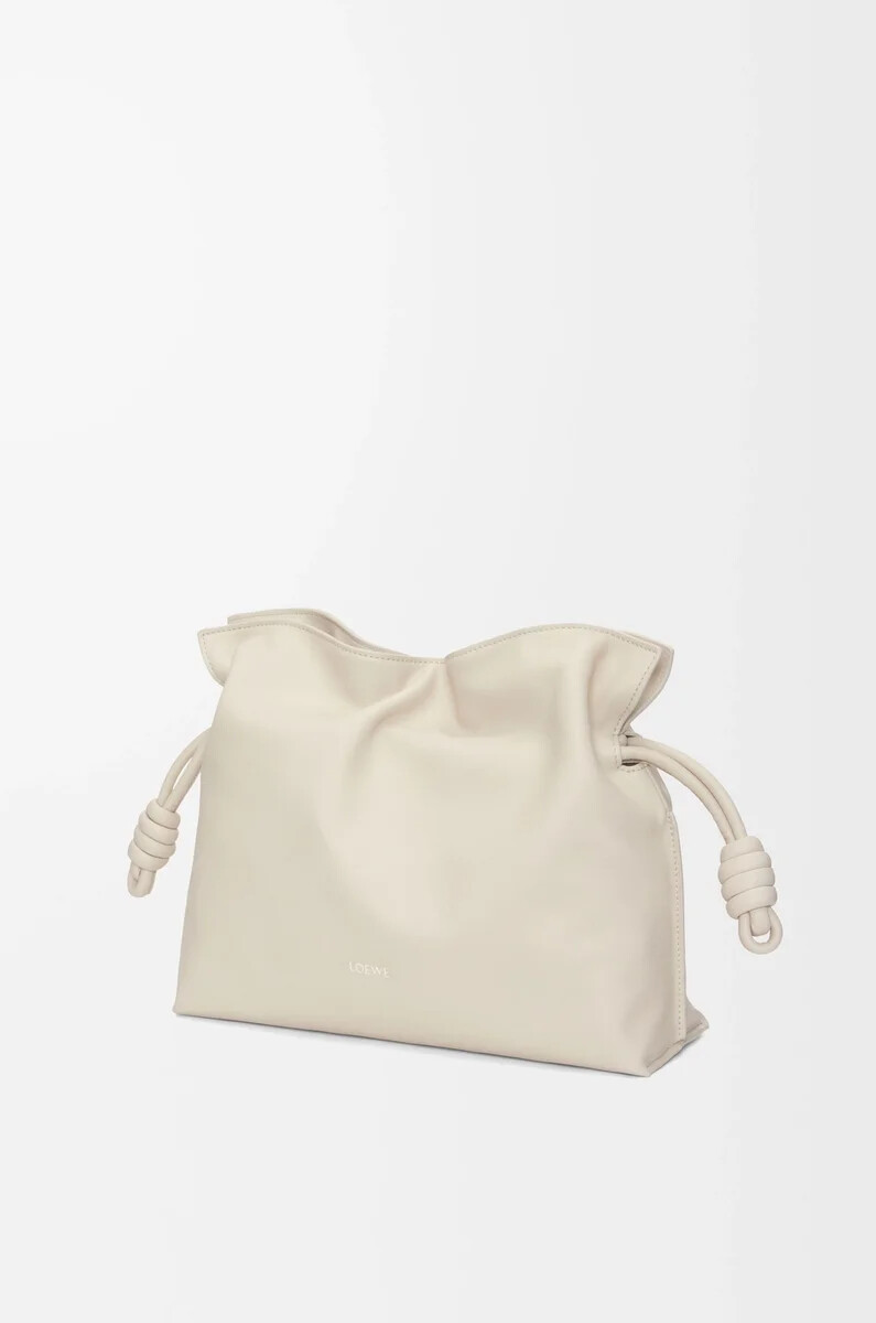 clutch mediano flamenco en piel de becerro napa color sal marina