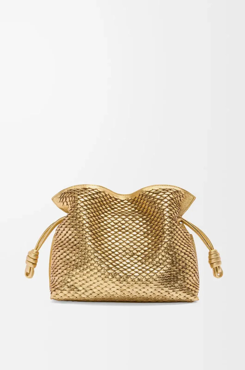 clutch flamenco mediano en piel de cordero laminada oro