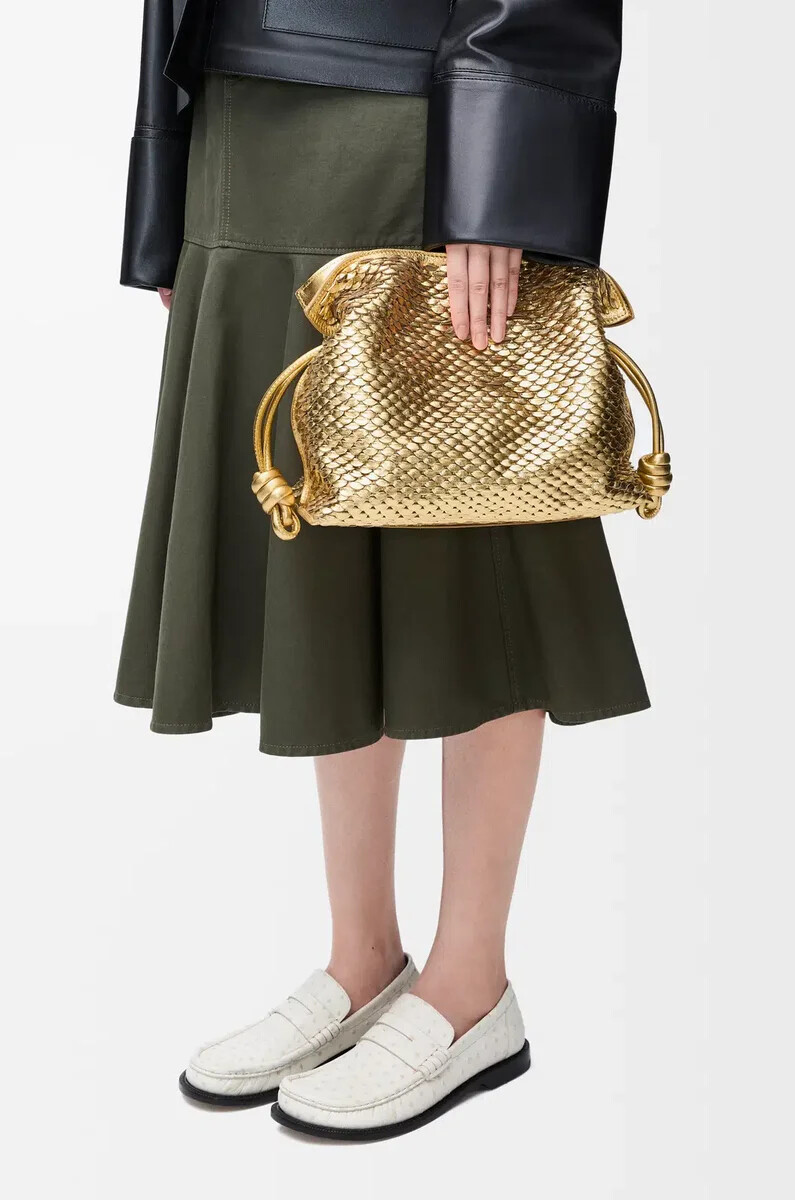 clutch flamenco mediano en piel de cordero laminada oro