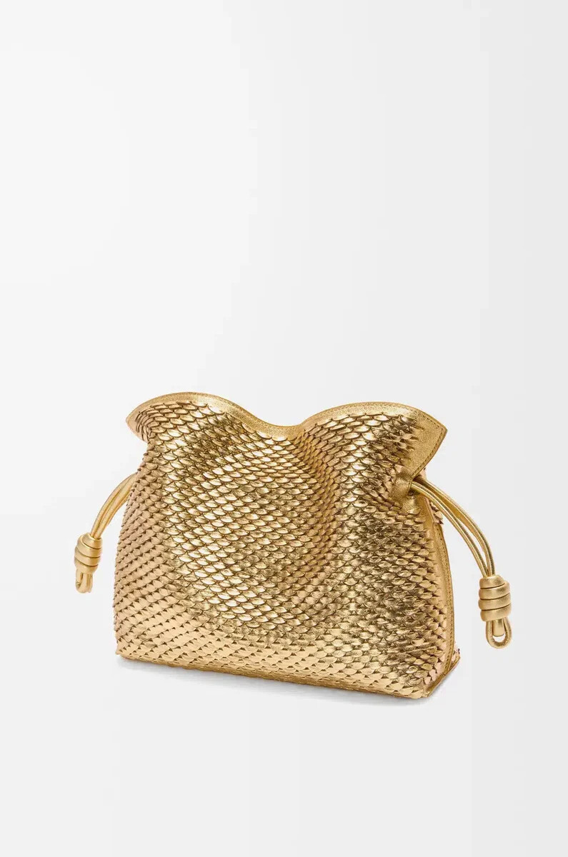 clutch flamenco mediano en piel de cordero laminada oro