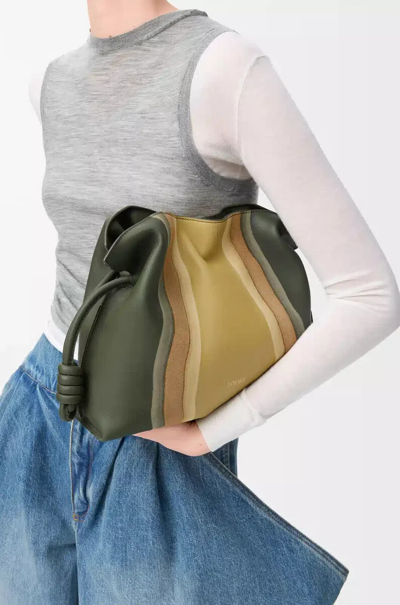 clutch flamenco mediano paisaje en piel de becerro napa verde botellaocre