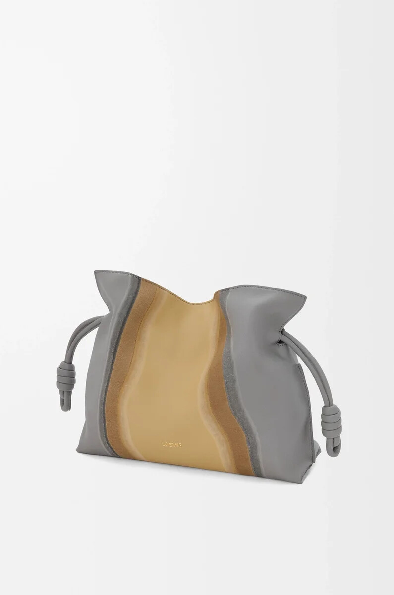clutch mediano flamenco paisaje en piel de becerro napa gris brillantemantequilla