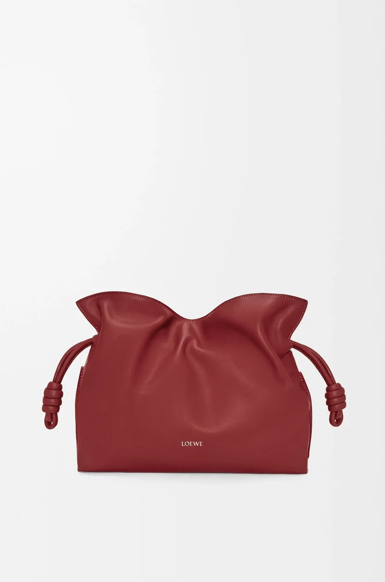 clutch flamenco mediano en piel de becerro napa color rojo quemado