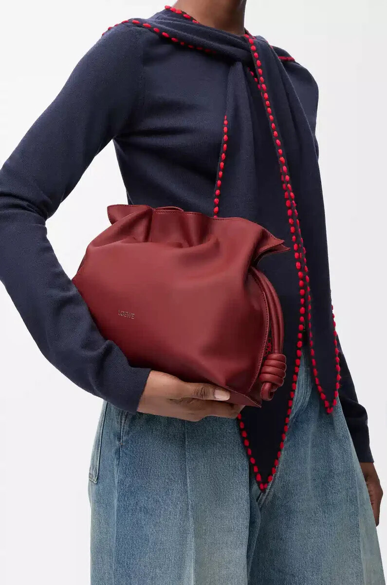 clutch flamenco mediano en piel de becerro napa color rojo quemado