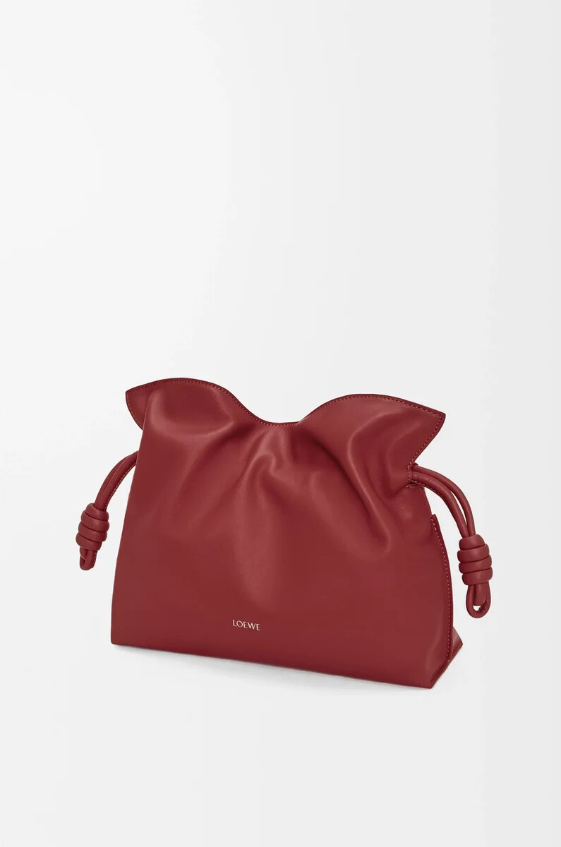 clutch flamenco mediano en piel de becerro napa color rojo quemado