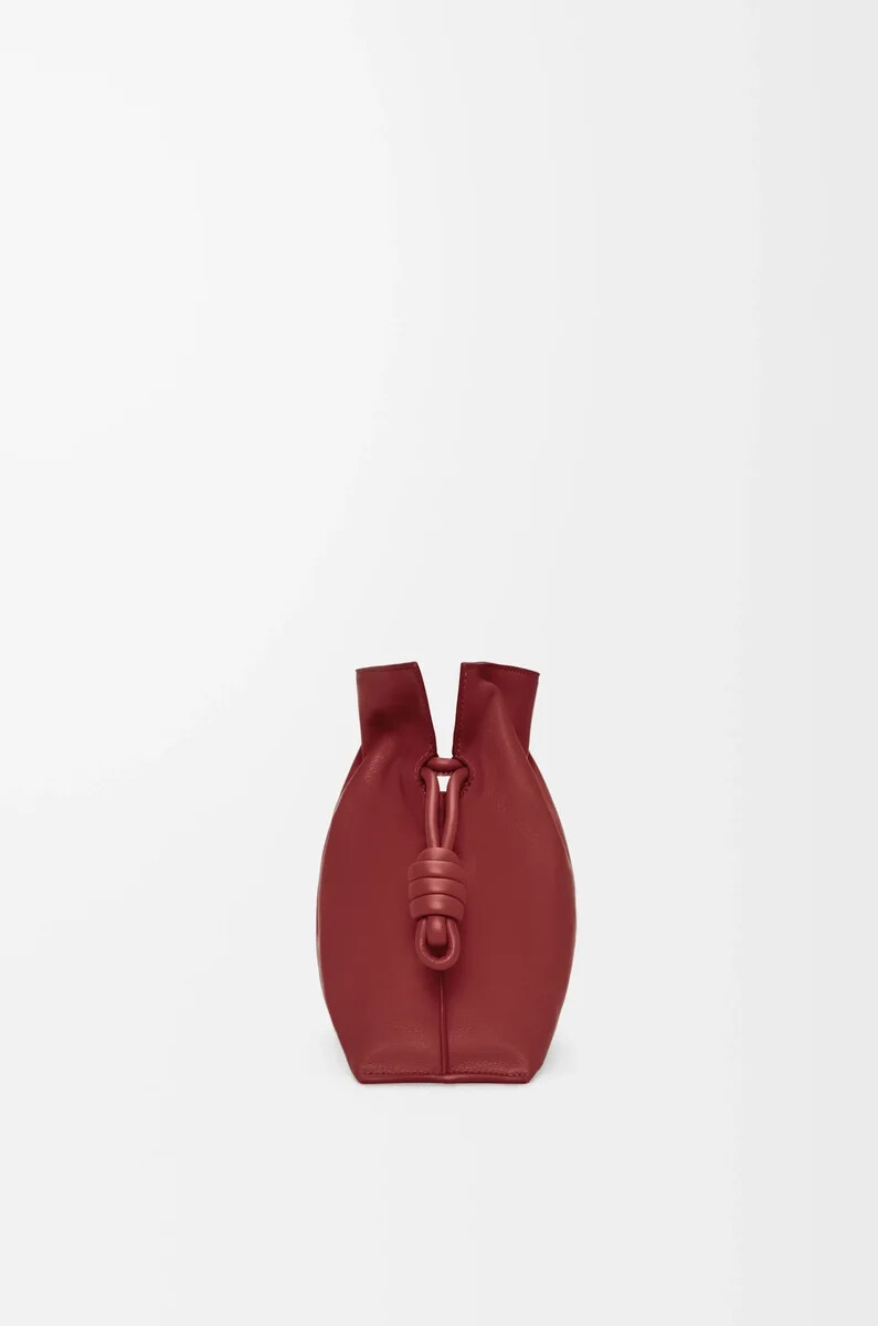 clutch flamenco mediano en piel de becerro napa color rojo quemado