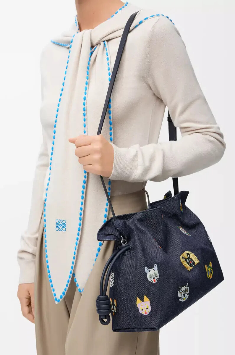 clutch mediano flamenco cats en denim bordado azul