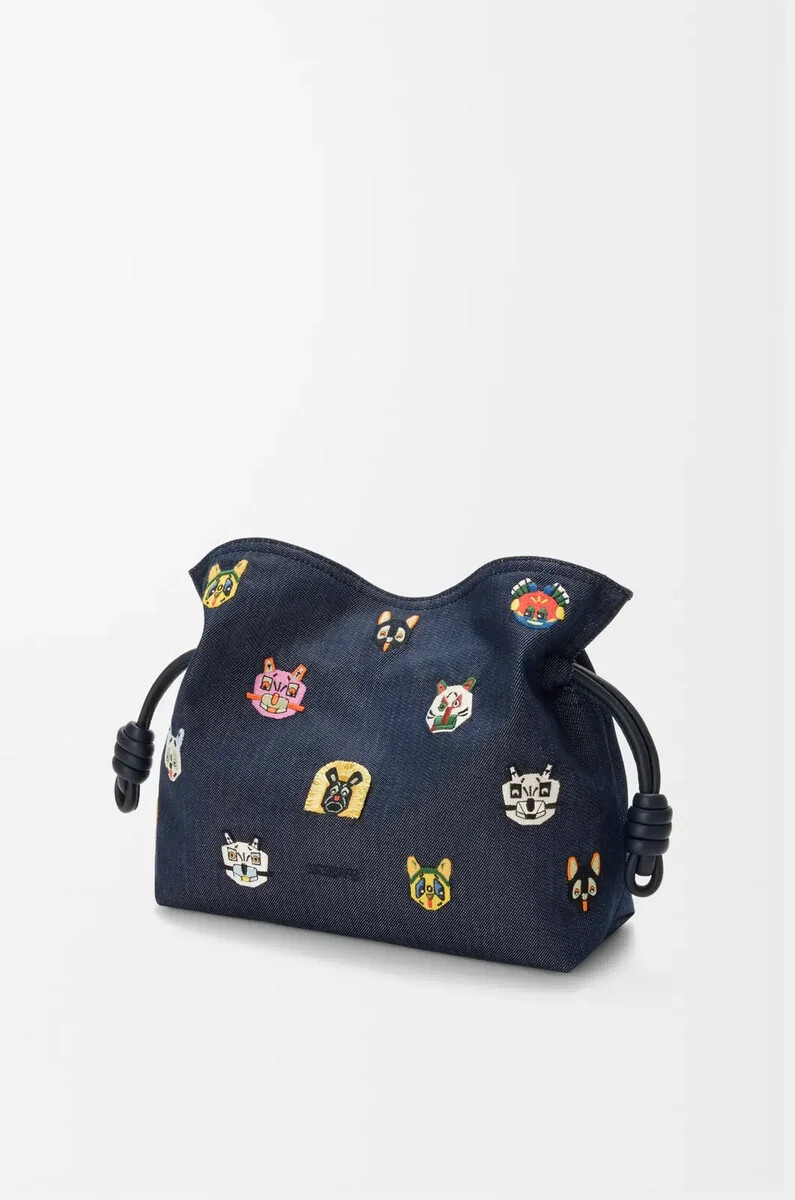 clutch mediano flamenco cats en denim bordado azul
