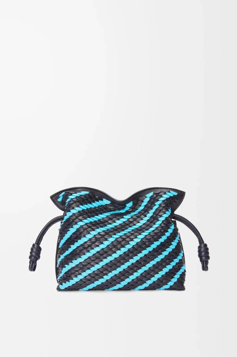 mini clutch flamenco en napa de cordero color tinta oscuraazul cielo