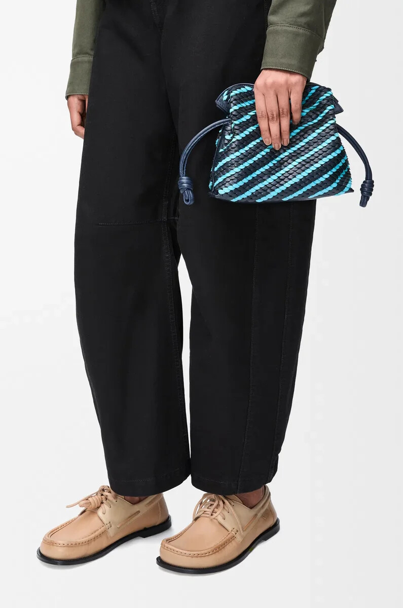 mini clutch flamenco en napa de cordero color tinta oscuraazul cielo