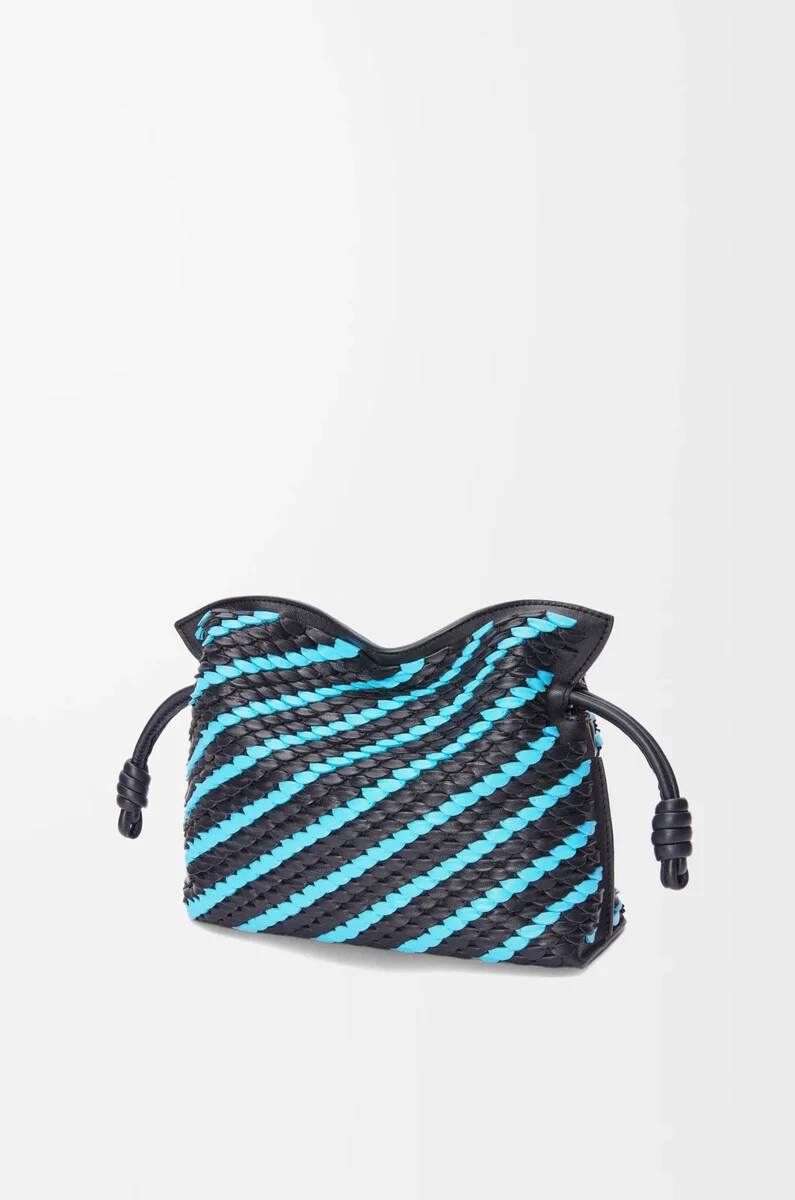 mini clutch flamenco en napa de cordero color tinta oscuraazul cielo
