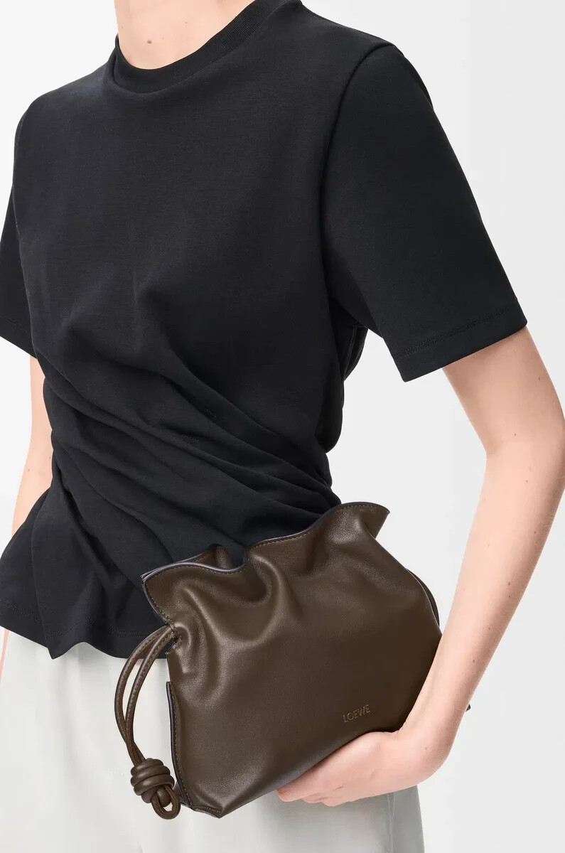 mini clutch flamenco en piel de becerro napa chocolate