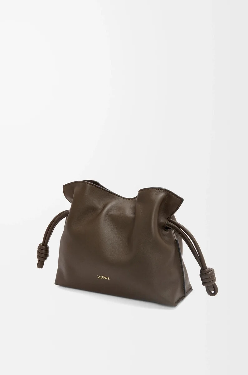 mini clutch flamenco en piel de becerro napa chocolate